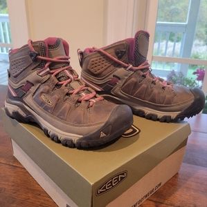 Keen Hiking boots waterproof  Weiss/Boysenberry Women's size 6.5